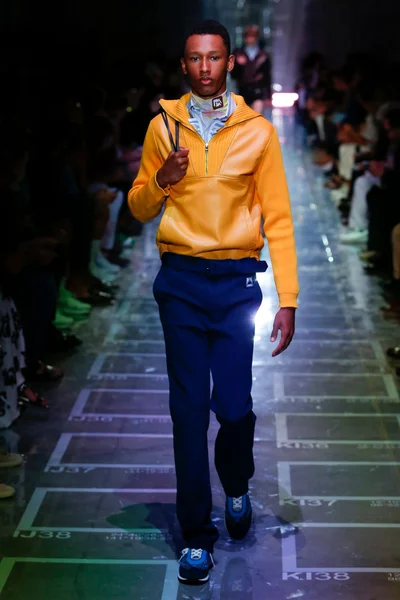 Look 16